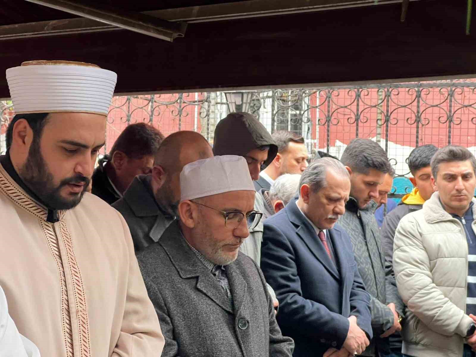 fatihte coken binada hayatini kaybeden yasli kadin son yolculuguna ugurlandi 1 vviR4QIl