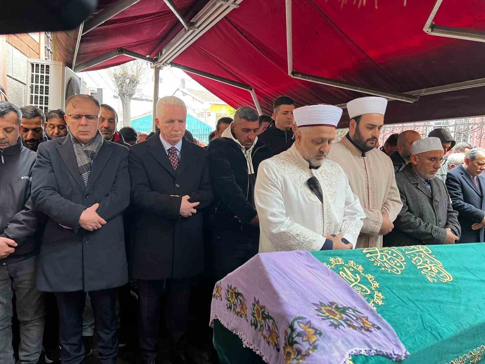 fatihte coken binada hayatini kaybeden yasli kadin son yolculuguna ugurlandi 2 UsGbaccq