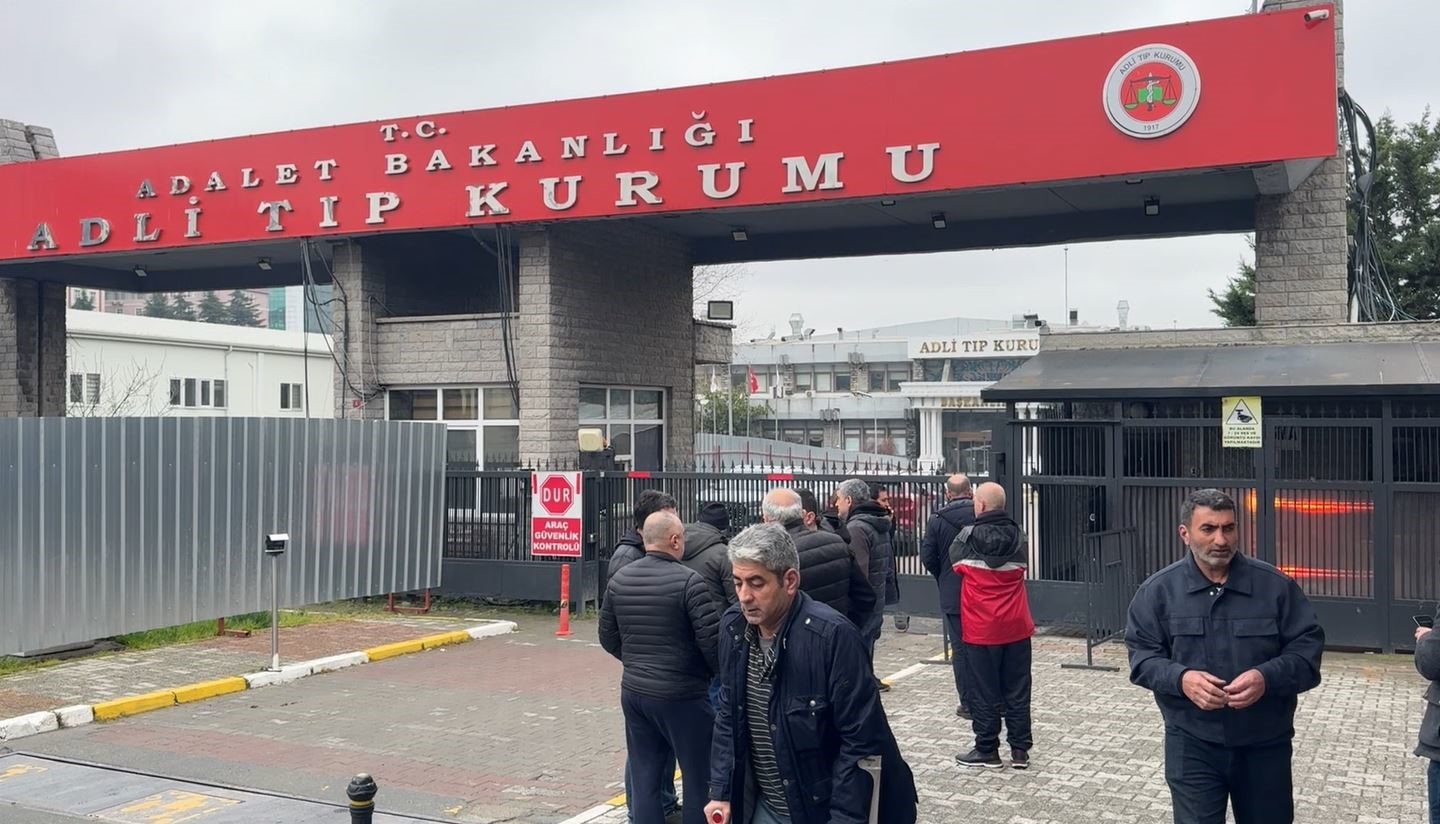 fatihte coken binada hayatini kaybeden yasli kadinin cenazesi adli tip kurumundan alindi 0 MzJkf4Nm