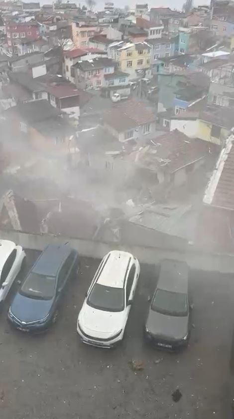 fatihte coken binadan dumanlarin yukseldigi anlar kameraya yansidi 1 e9LCyM5f