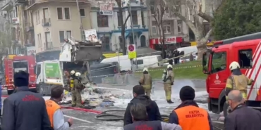 fatihte-cop-kamyonunda-yangin-cadde-trafige-kapatildi-JfRCsxyh.jpg