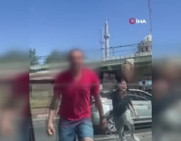 fatihte-dehset-sacan-surucu-cami-yumruklayip-paramparca-etti-o-anlar-kamerada-AQjhskBF.jpg