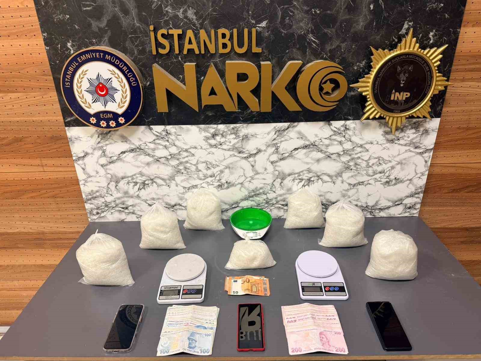 fatihte duzenlenen operasyonda 6 kilo 550 gram uyusturucu madde ele gecirildi 2 gozalti 0 8IKmnFq2