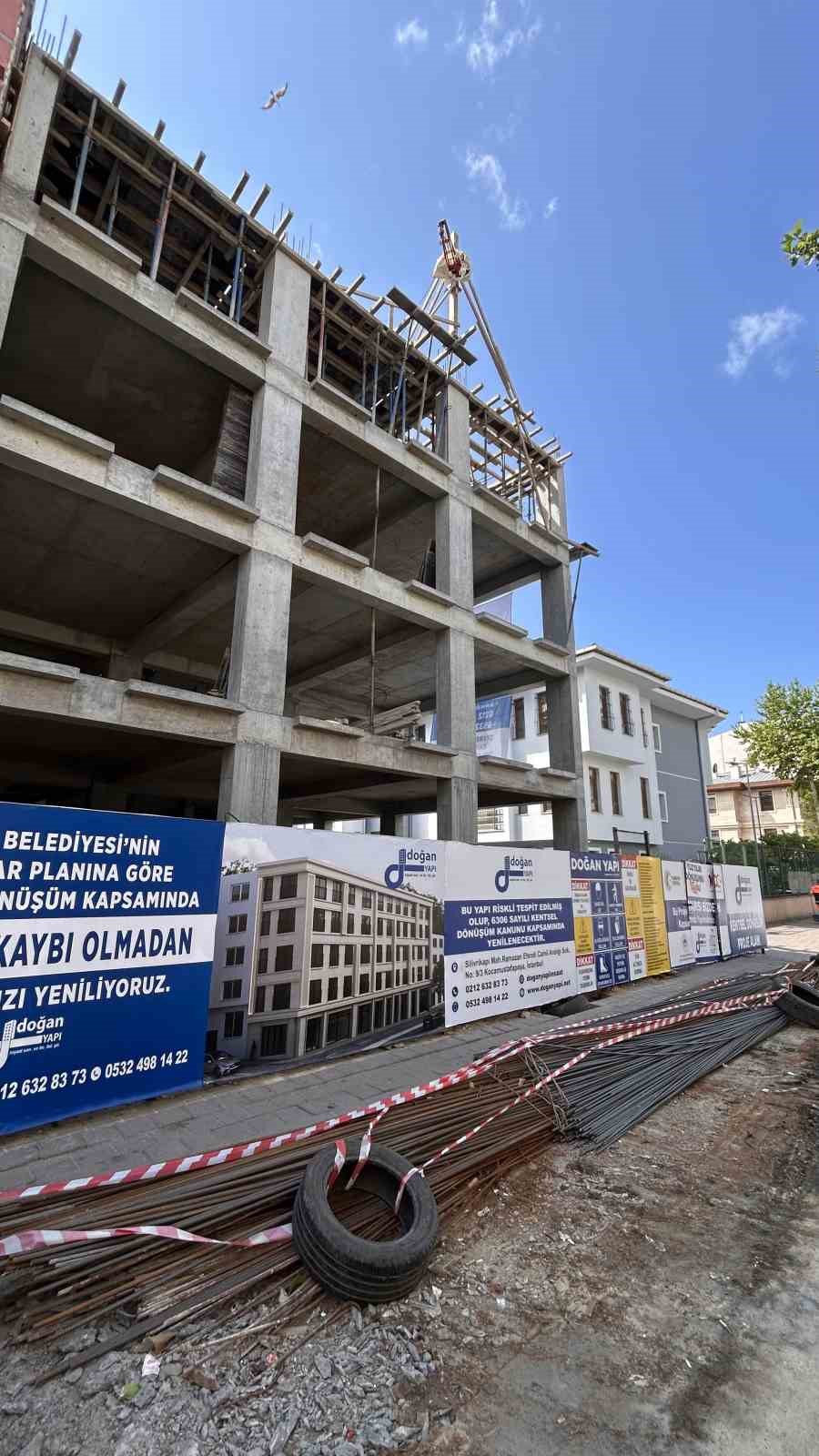 fatihte iett otobusunun altindan giren insaat demiri yolcuyu yaraladi 1 SdkBAwv2