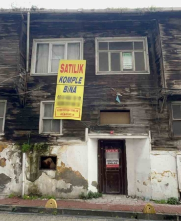 fatihte-izinsiz-kazi-yapilan-ev-goruntulendi-6xOTJ9Bw.jpg