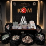 fatihte-kacak-tibbi-ilac-operasyonu-98-bin-632-tablet-ele-gecirildi-2-supheli-gozaltina-cHNFIHcl.jpg