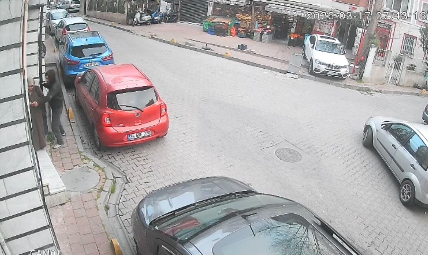 fatihte kapkacci kadinin elindeki telefonu caldi 1 GHTAvu1p
