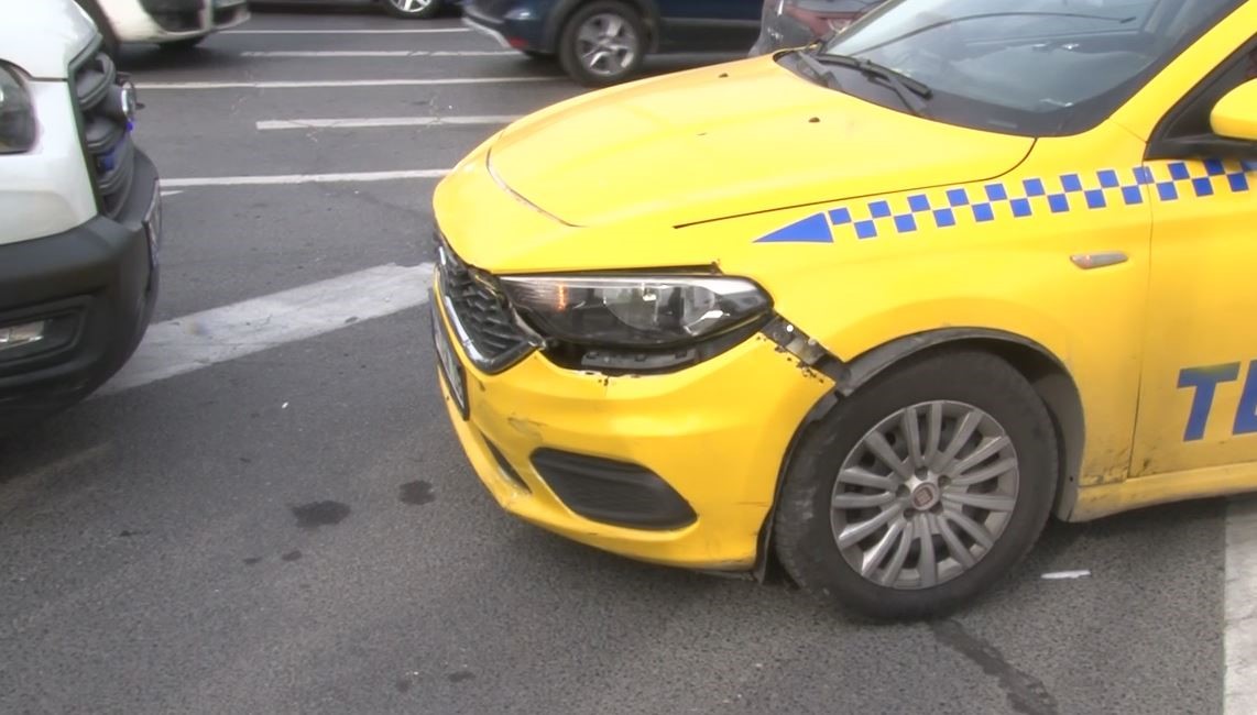 fatihte motosiklet ile taksi carpisti motosikletli yola savruldu 0 DDcMJkr8