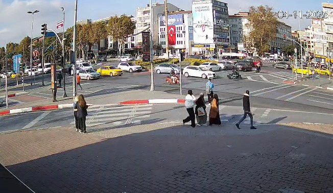 Fatih’te otomobil ile motosiklet çarpıştı: Kaza anı güvenlik kamerasına yansıdı 5 fatihte otomobil ile motosiklet carpisti kaza ani guvenlik kamerasina yansidi 1 s8BwmzpR