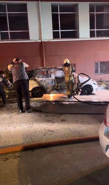 Fatih’te park halindeki otomobili ateşe verdi: Şüphelinin 42 suç kaydı çıktı 4 fatihte park halindeki otomobili atese verdi suphelinin 42 suc kaydi cikti 0