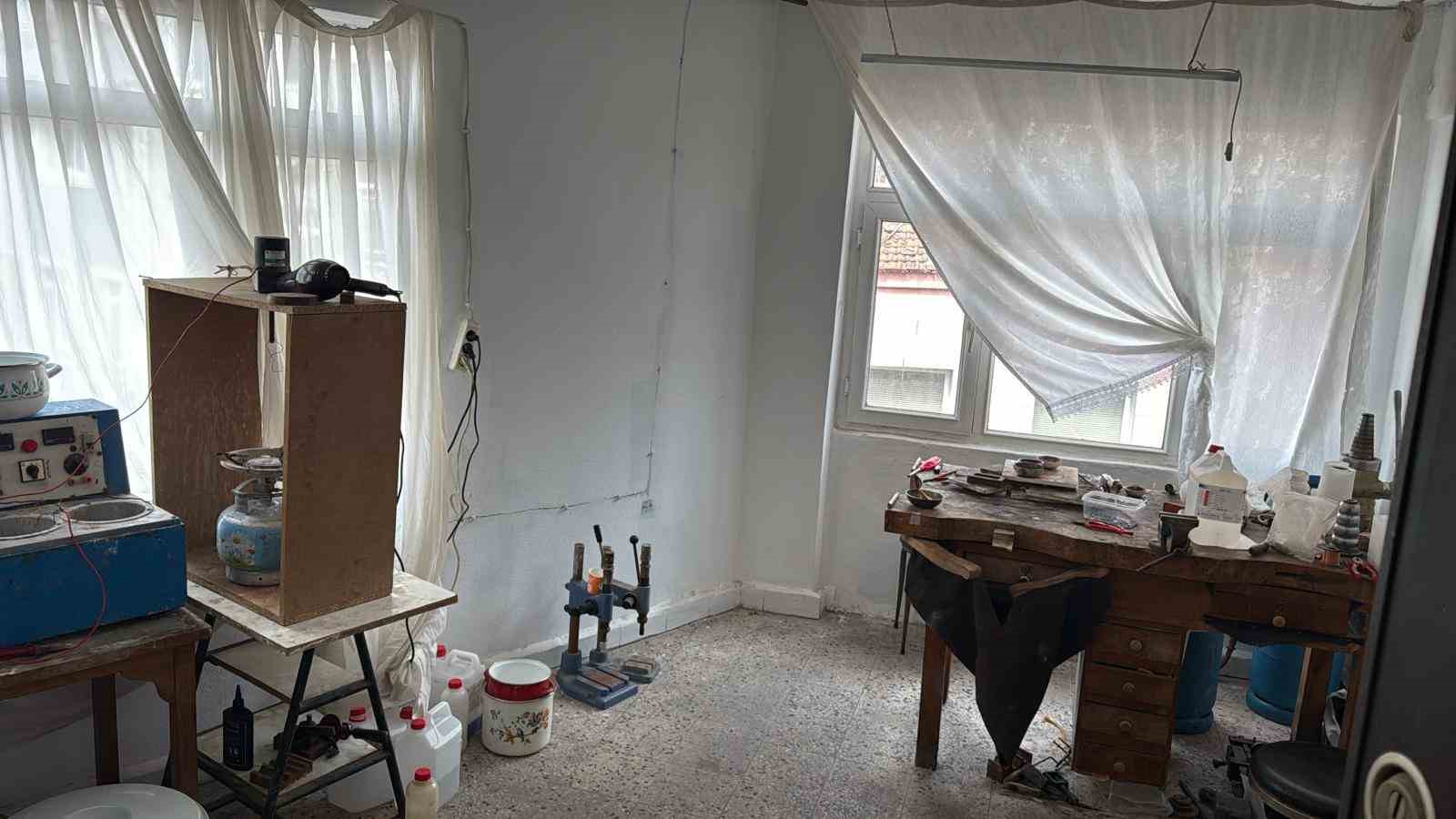 fatihte sahte altin imalatina operasyon 1 kisi yakalandi 0 thmZcOeI