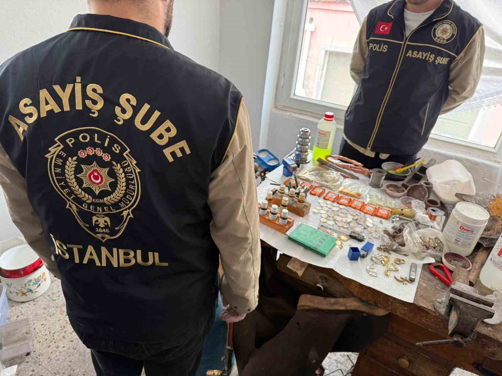fatihte sahte altin imalatina operasyon 1 kisi yakalandi 2 sKcSumU5