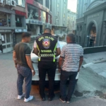 fatihte-taksi-soforunun-aracini-tekmeleyen-surucu-tutuklandi-j6XXLNvE.jpg