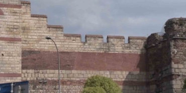 fatihte-tarihi-surlarda-cinayet-hazirligi-polise-gelen-ihbar-cinayeti-onledi-NZSkaQAA.jpg