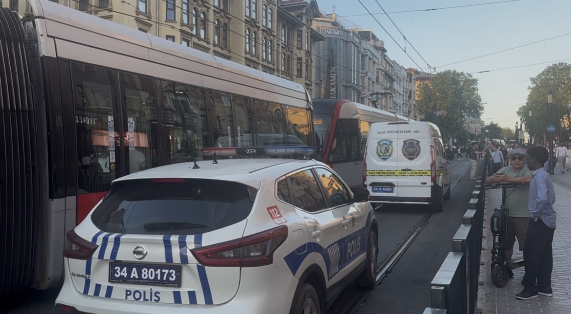 fatihte tramvayin altinda kalarak olen cocugun cenazesi adli tibba kaldirildi 1 9LNSUFwF