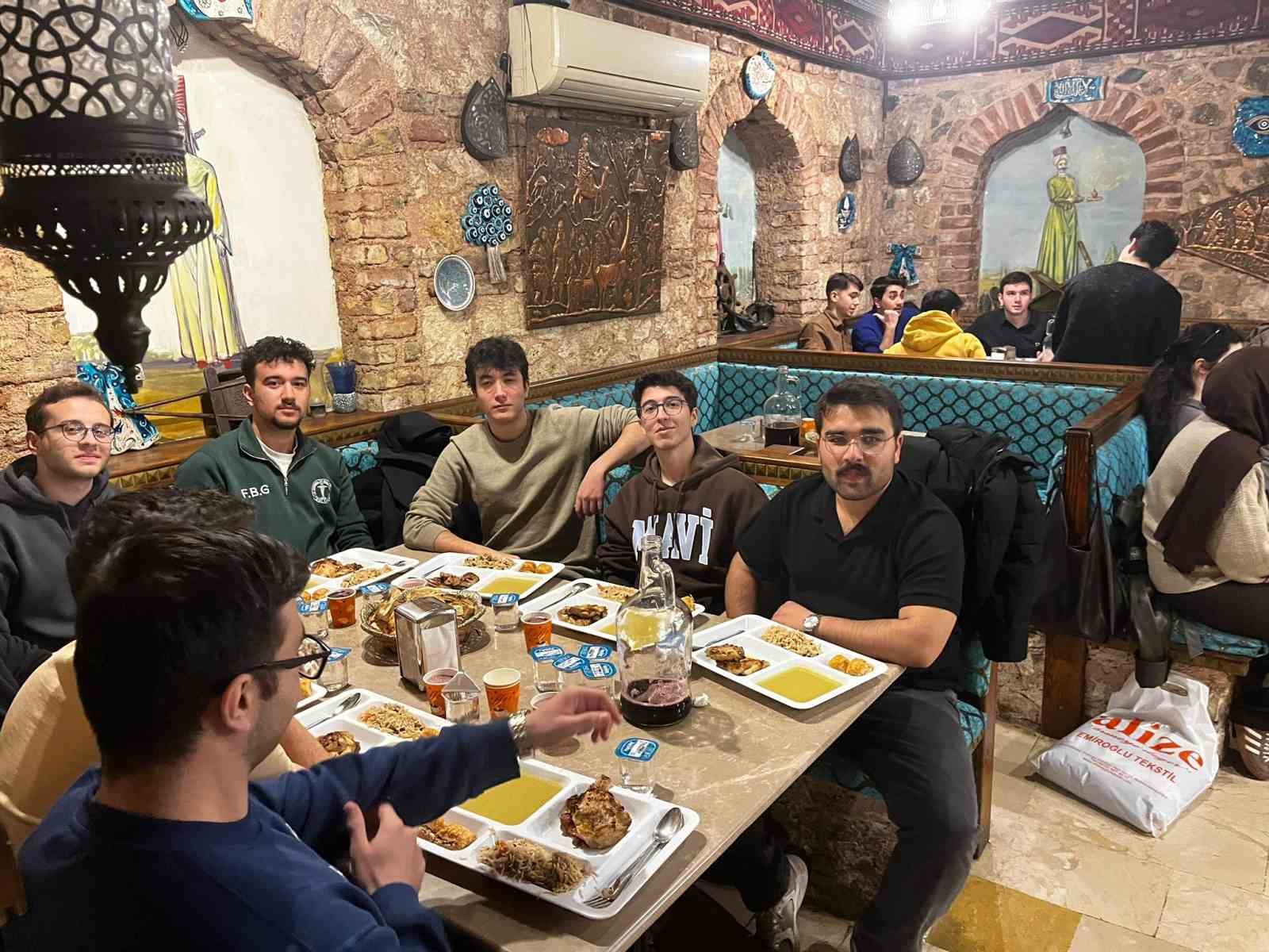 fatihte universite ogrencileri iftarda bulustu 1 wQk7PbWQ
