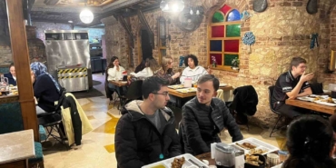fatihte-universite-ogrencileri-iftarda-bulustu-ZbuGs1IK.jpg
