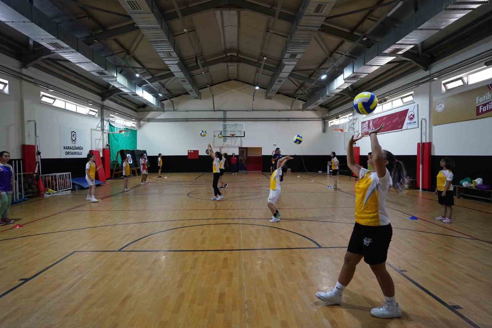 Fatih’te Yaz Spor Okulları kapılarını açıyor 8 fatihte yaz spor okullari kapilarini aciyor 4