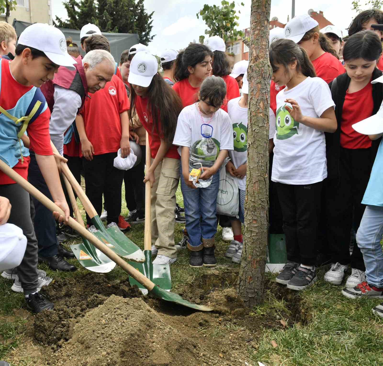 fatihte yesil seferberlik 2 bin 500 agac toprakla bulustu 6 aVRcBZKC