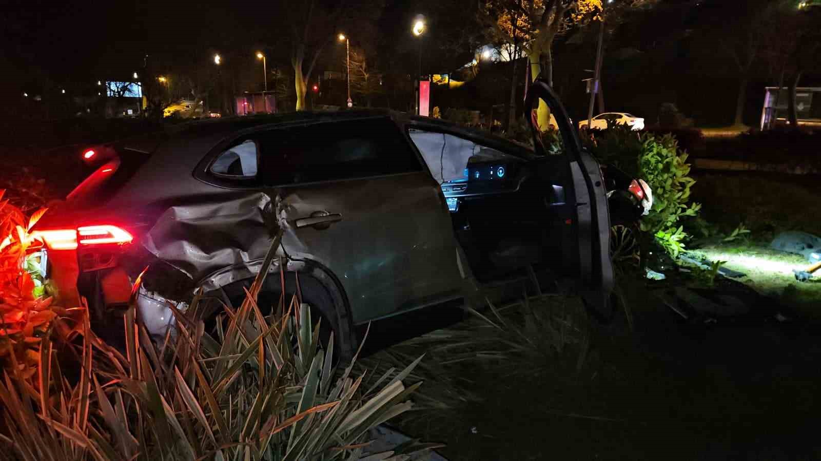 Fatih’te yoldan çıkan otomobil taklalar atarak parka savruldu: 1 yaralı 5 fatihte yoldan cikan otomobil taklalar atarak parka savruldu 1 yarali 1 GQKQcKXR