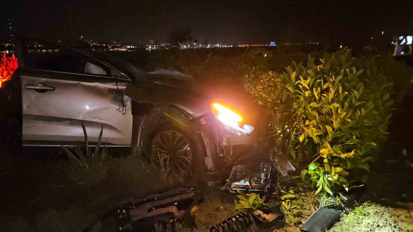 Fatih’te yoldan çıkan otomobil taklalar atarak parka savruldu: 1 yaralı 6 fatihte yoldan cikan otomobil taklalar atarak parka savruldu 1 yarali 2 pkKuhlCb