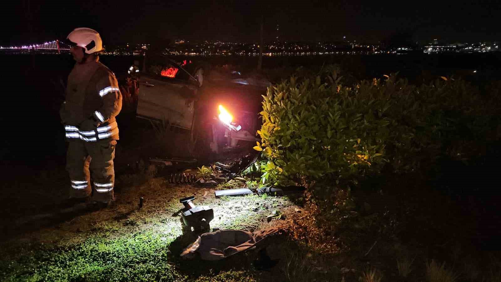 Fatih’te yoldan çıkan otomobil taklalar atarak parka savruldu: 1 yaralı 7 fatihte yoldan cikan otomobil taklalar atarak parka savruldu 1 yarali 3 u8GmgW31