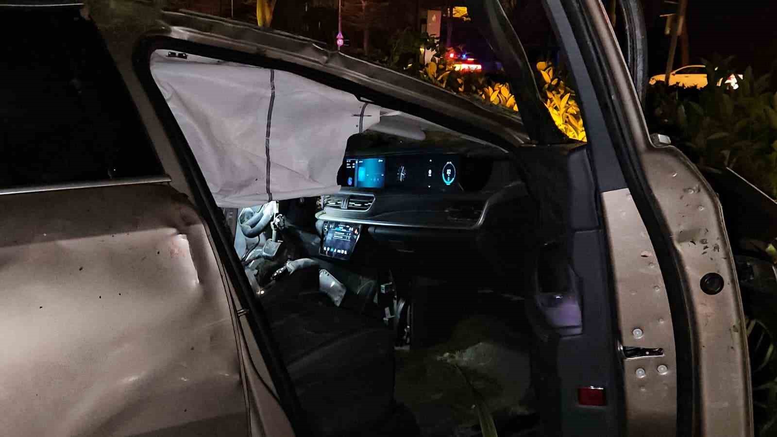 Fatih’te yoldan çıkan otomobil taklalar atarak parka savruldu: 1 yaralı 9 fatihte yoldan cikan otomobil taklalar atarak parka savruldu 1 yarali 5 K34R9aDW