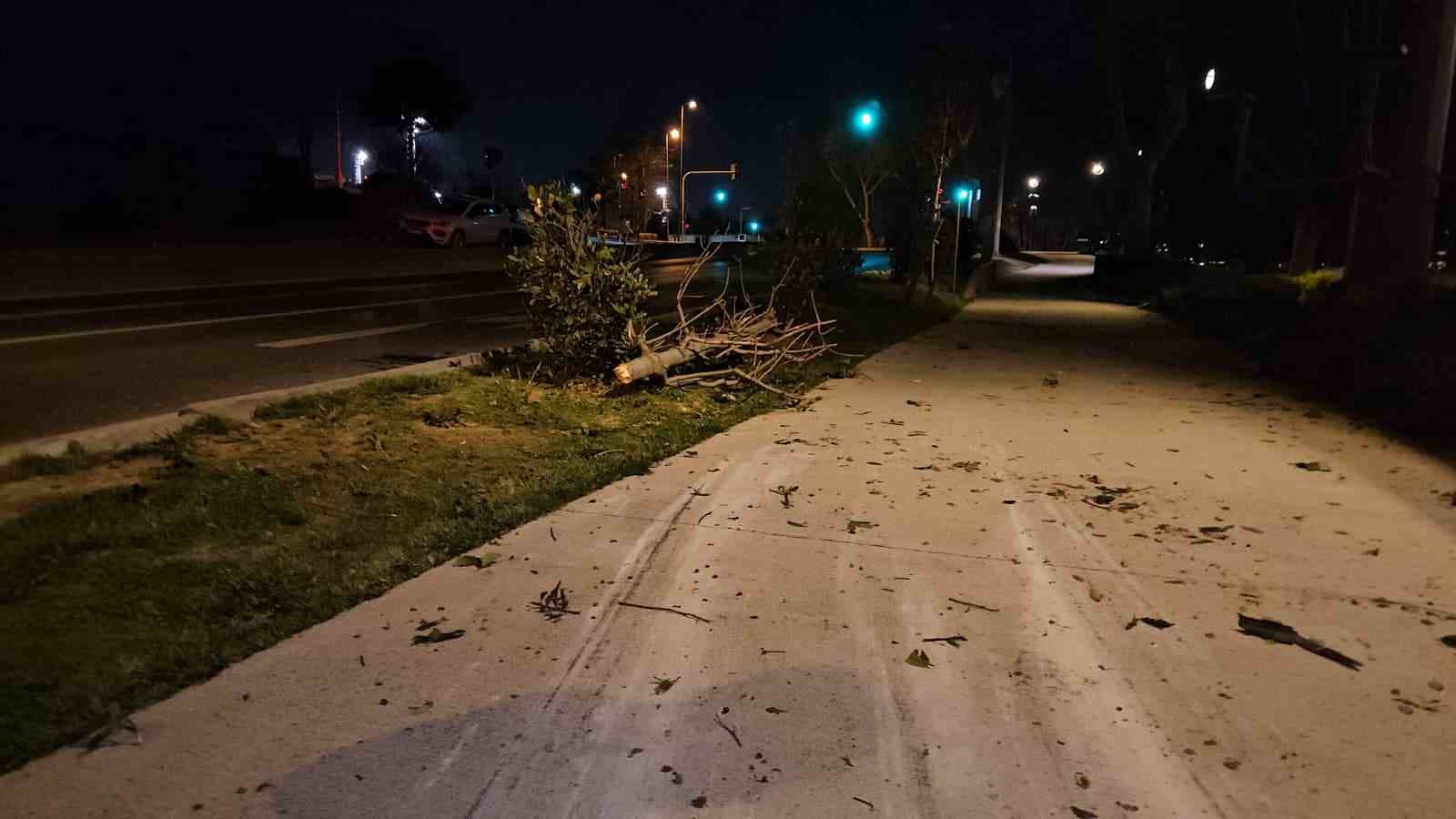 Fatih’te yoldan çıkan otomobil taklalar atarak parka savruldu: 1 yaralı 10 fatihte yoldan cikan otomobil taklalar atarak parka savruldu 1 yarali 6 5fIFrduG