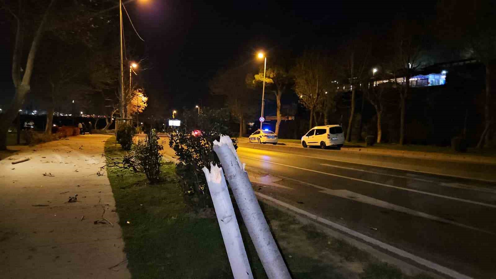 Fatih’te yoldan çıkan otomobil taklalar atarak parka savruldu: 1 yaralı 11 fatihte yoldan cikan otomobil taklalar atarak parka savruldu 1 yarali 7 5U9VH23l