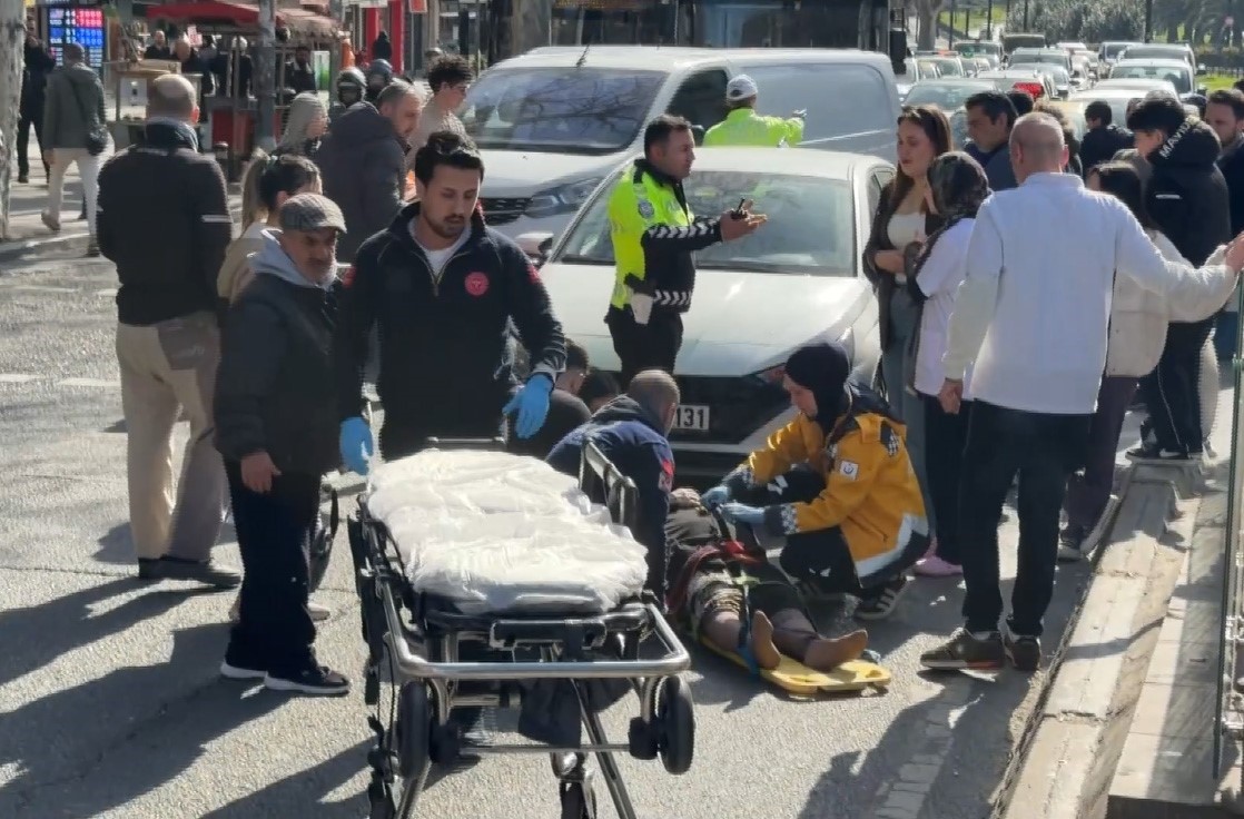 Fatih’te yolun karşısına geçmeye çalışan yaşlı kadına otomobil çarptı 4 fatihte yolun karsisina gecmeye calisan yasli kadina otomobil carpti 0 YqDcCWJd