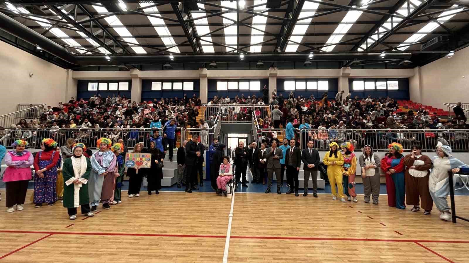 fatihteki senlige katilan engelli cocuklar gonullerince eglendi 1 Nq4P8UH8