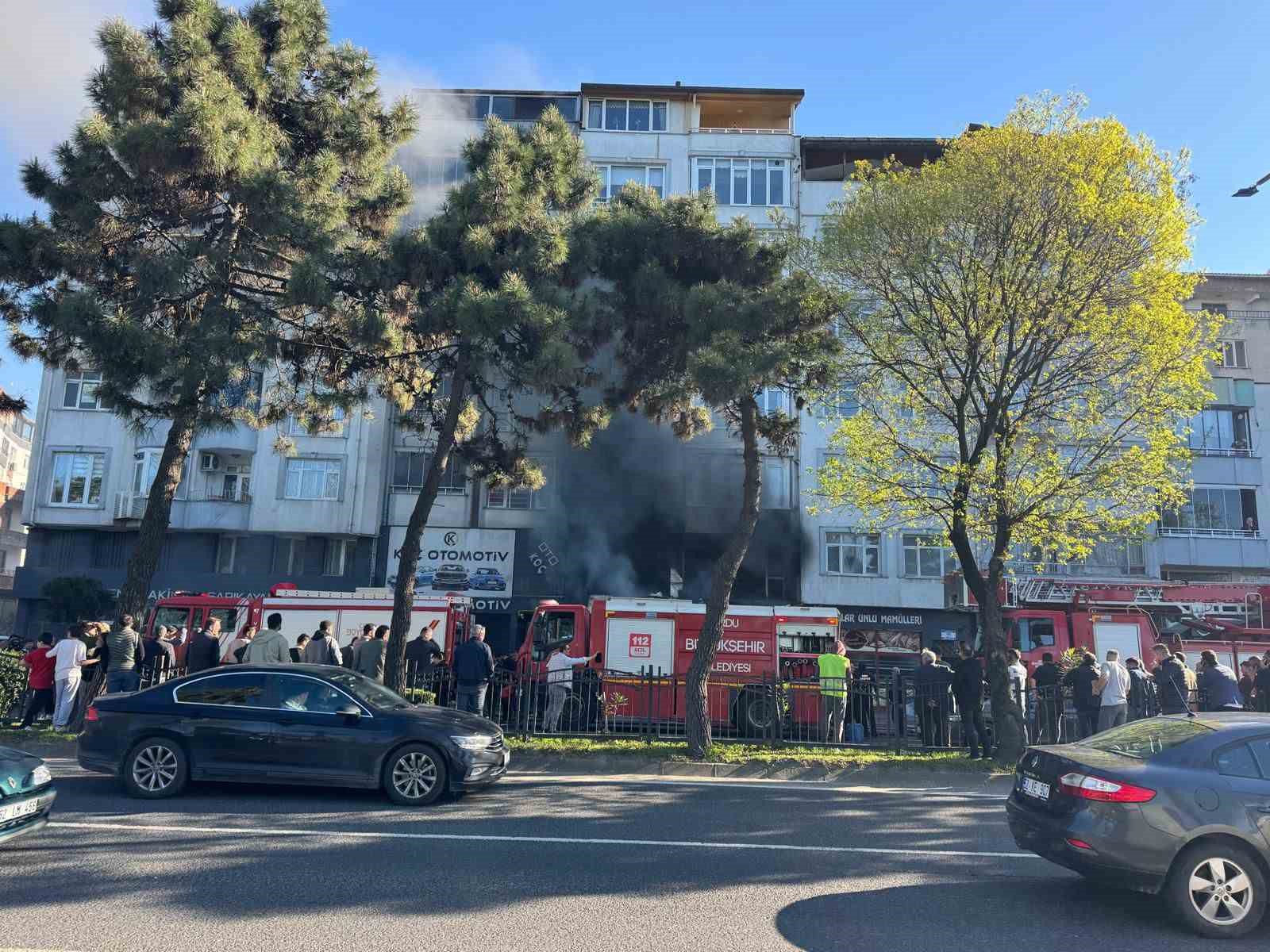 fatsada oto aksesuar dukkaninda yangin patlama panige neden oldu 0 Cq323jZz