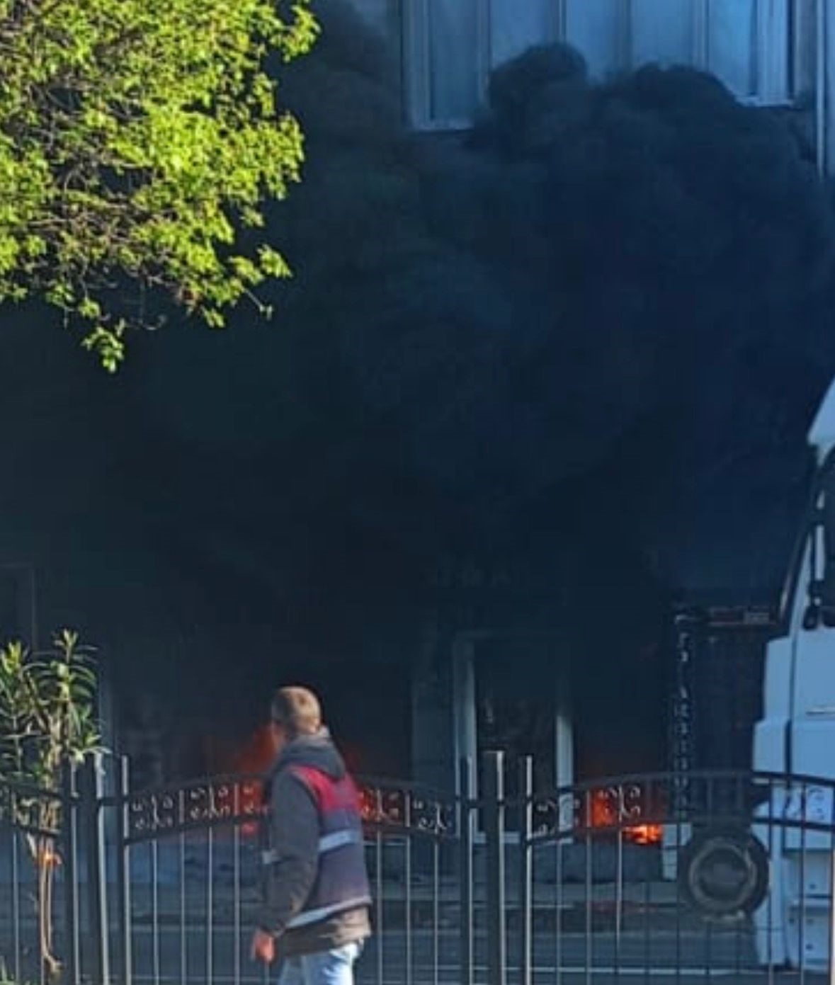 fatsada oto aksesuar dukkaninda yangin patlama panige neden oldu 1 EPbOlEgY