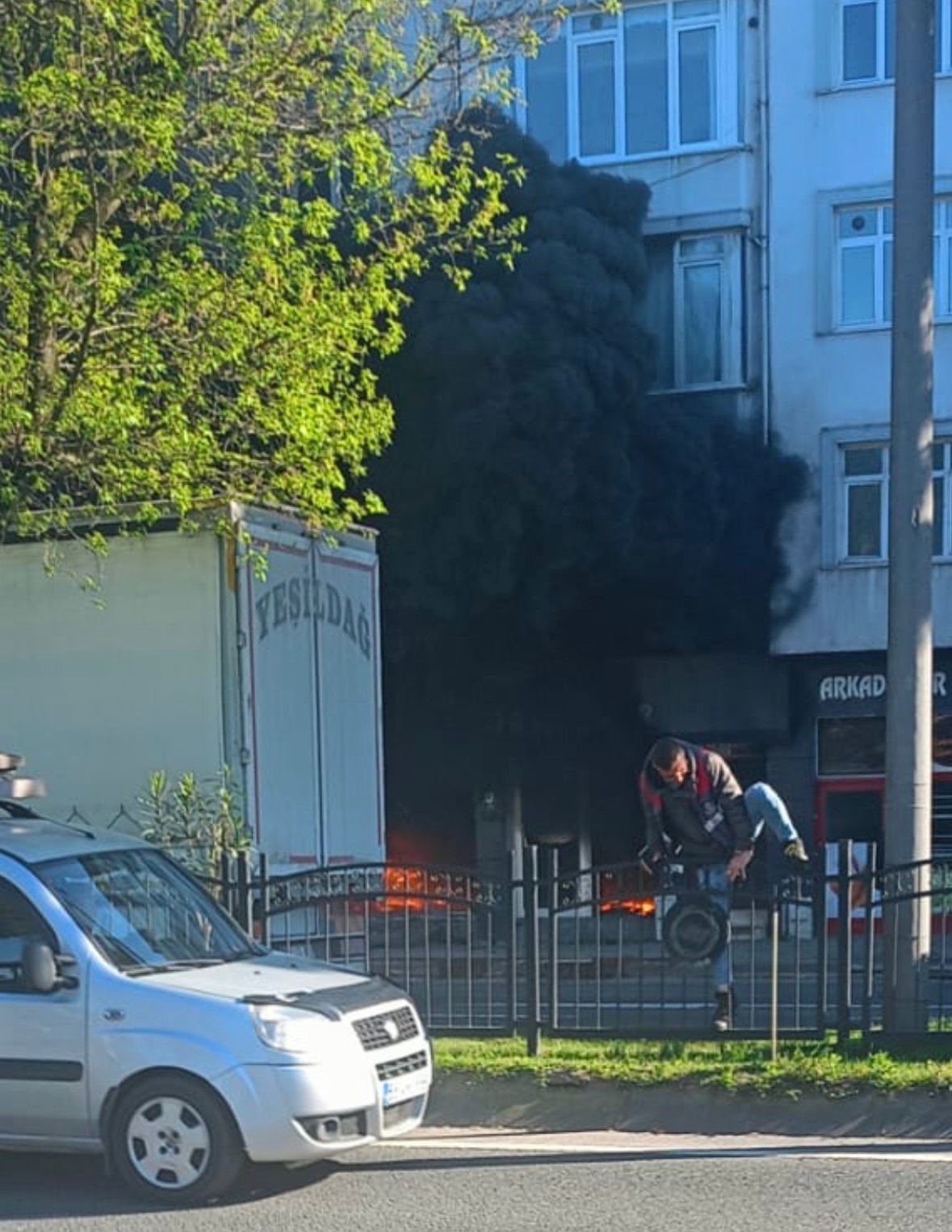 fatsada oto aksesuar dukkaninda yangin patlama panige neden oldu 3 9ajlrJO7