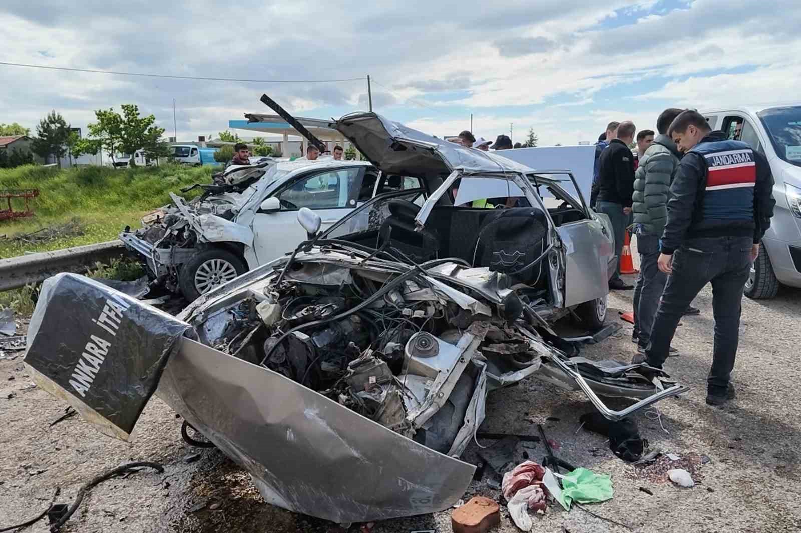 feci kazada hayatini kaybeden cift ve 10 yasindaki kizlari topraga verildi 0 AXky6wg7