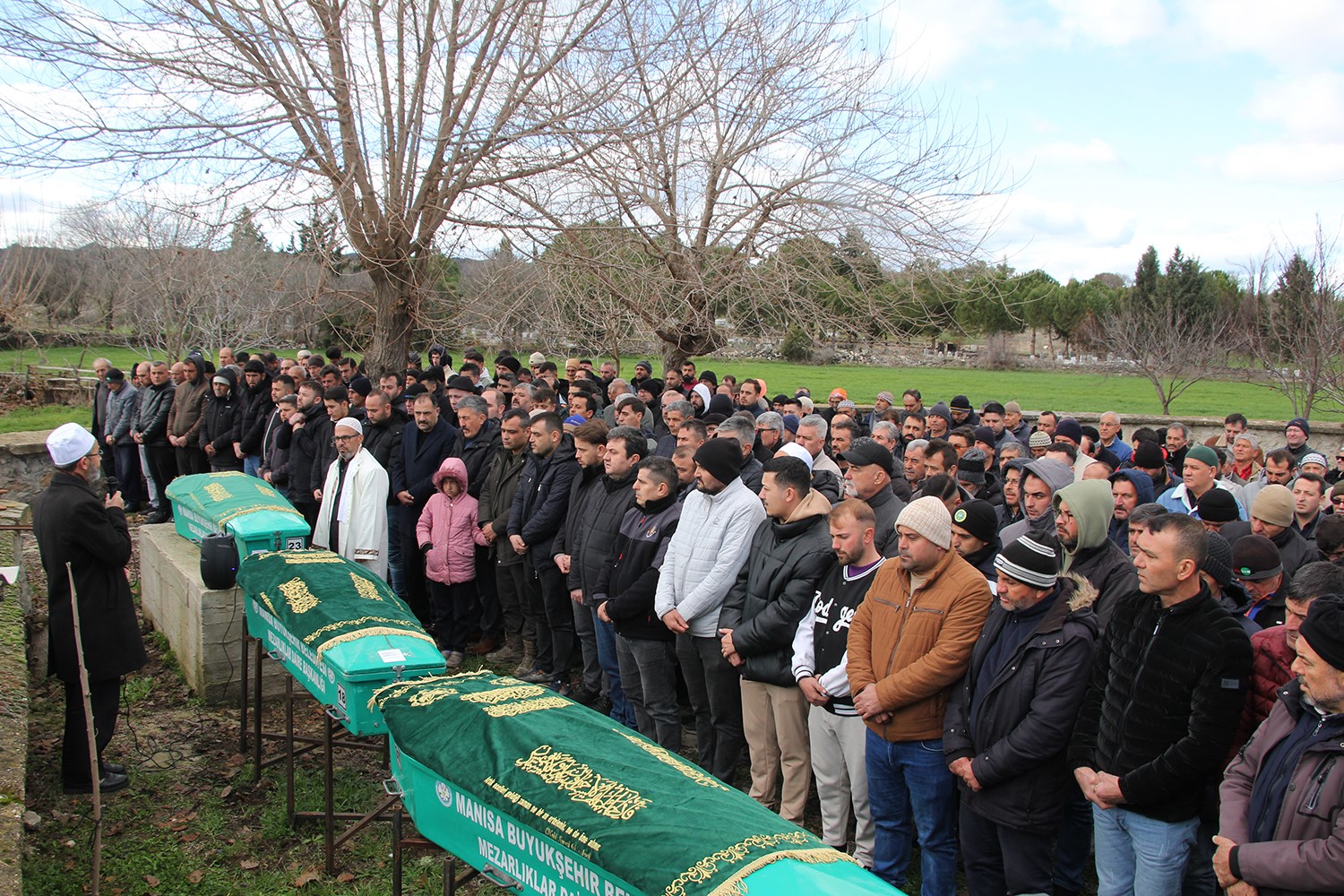 feci kazada yasamini yitiren baba ogul ve torun topraga verildi 0 YqcBfkeO