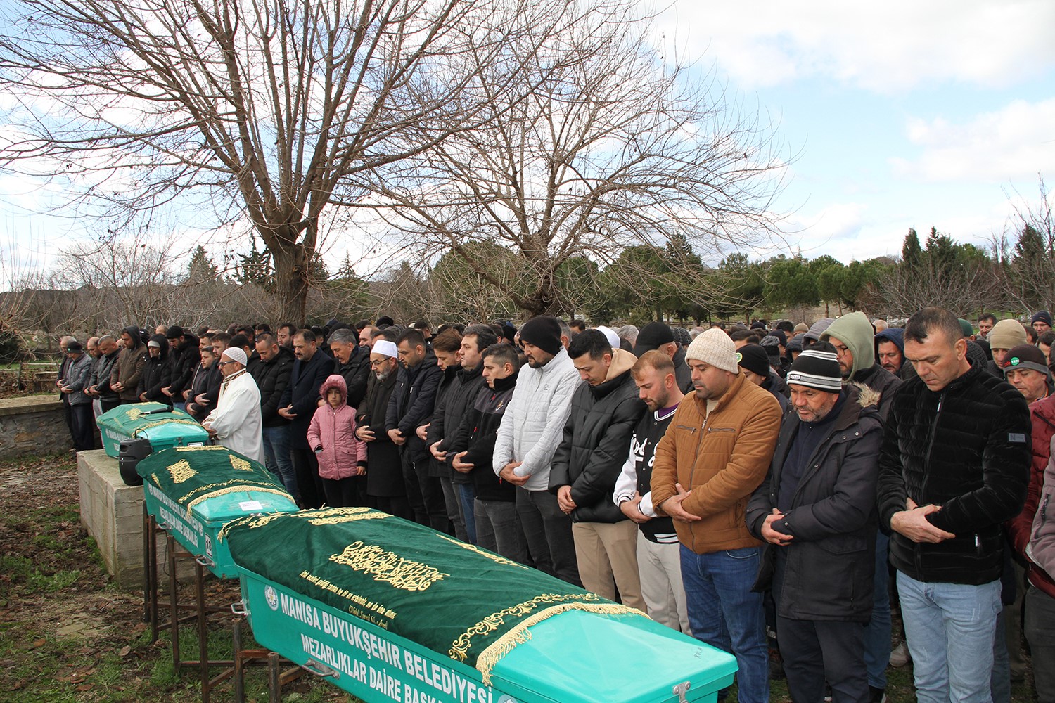 feci kazada yasamini yitiren baba ogul ve torun topraga verildi 7 hNOPFbOL