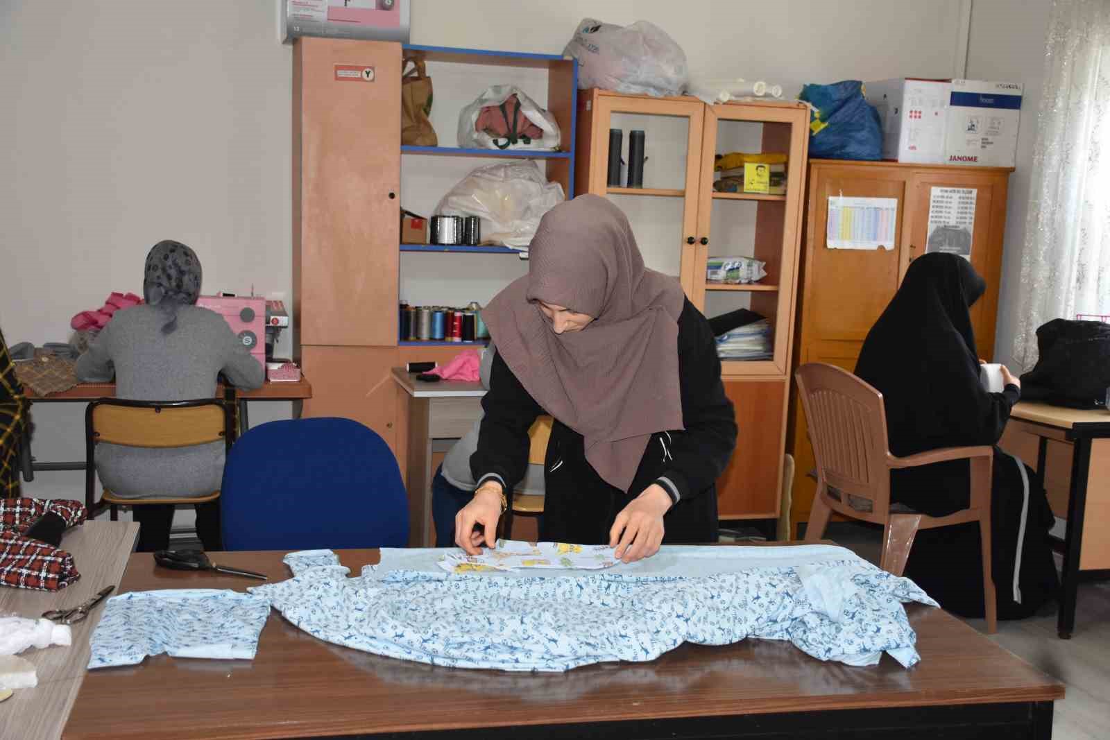 fedakar annelerin hayatlarina dokunan kurs hem ogreniyorlar hem sosyallesiyorlar 2 XtAs9dmK