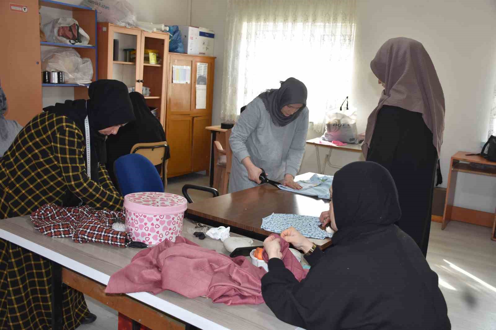 fedakar annelerin hayatlarina dokunan kurs hem ogreniyorlar hem sosyallesiyorlar 6 OldqcaTM
