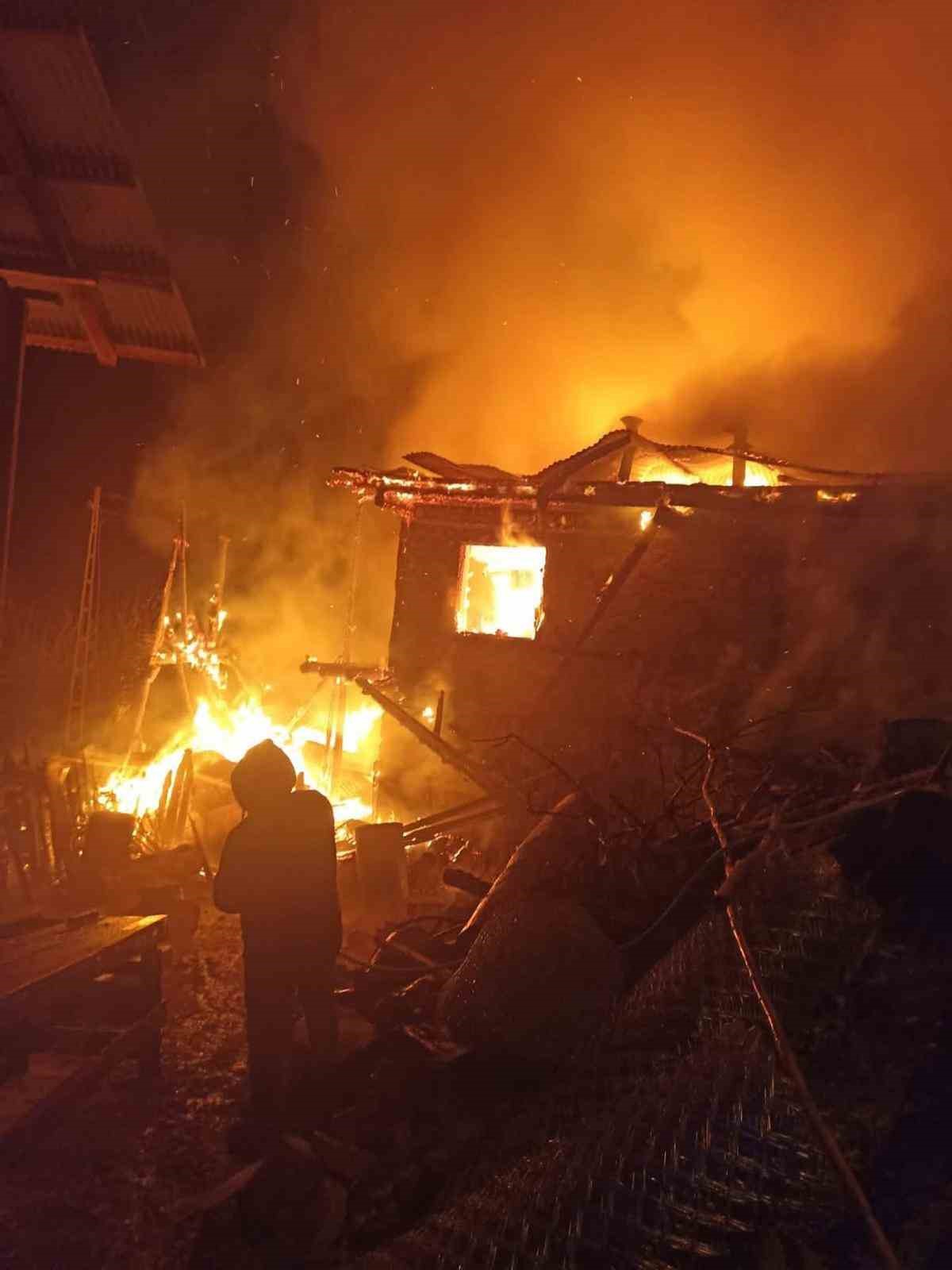 fekede ev yangini bir ev kul oldu lojman zarar gordu 1 62MPT2n2