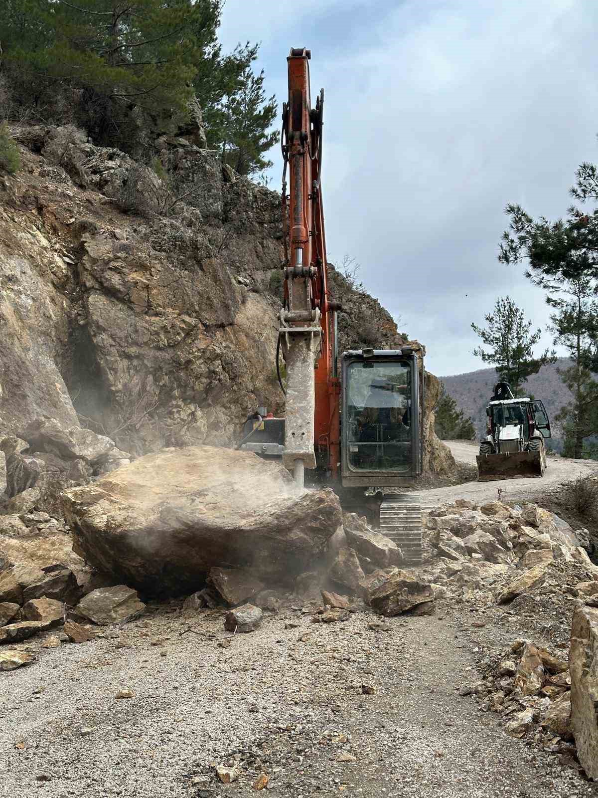 fekede kar ve heyelanla mucadele suruyor 2 5svjefjS