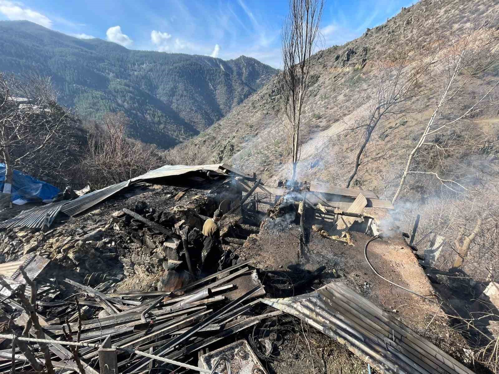 Feke’de müstakil ev yangında kullanılamaz hale geldi 4 fekede mustakil ev yanginda kullanilamaz hale geldi 0 aRJldfQe