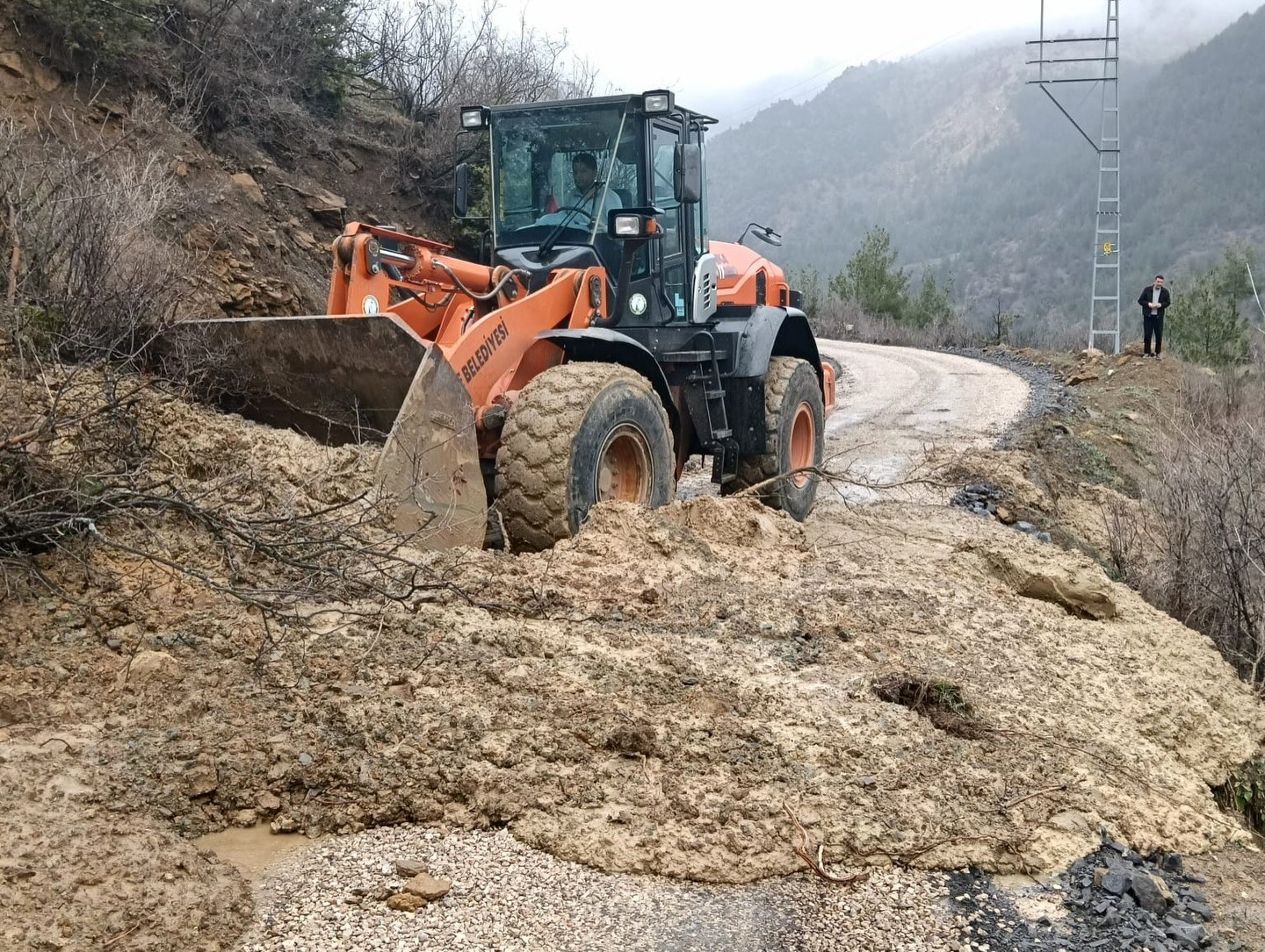 fekede sel ve heyelan sonrasi kapanan yollar ulasima aciliyor 1 UJpIf7PO