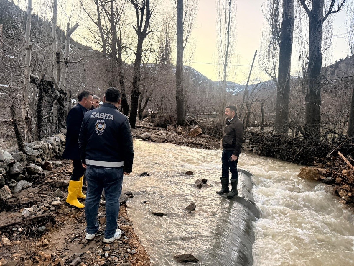 fekede sel ve heyelan sonrasi kapanan yollar ulasima aciliyor 4 fNRUFmKa