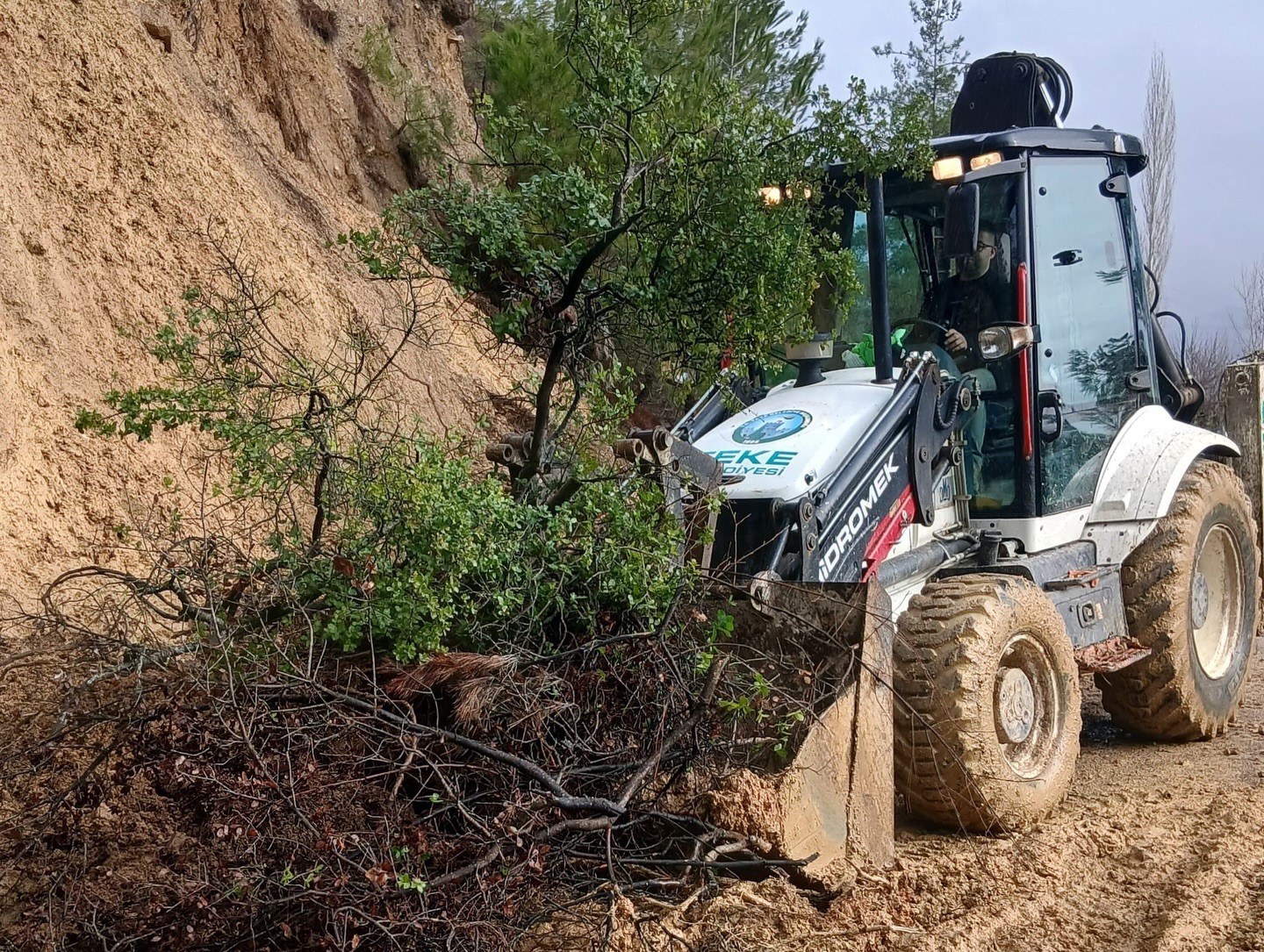 fekede sel ve heyelan sonrasi kapanan yollar ulasima aciliyor 5 22sWk7tO