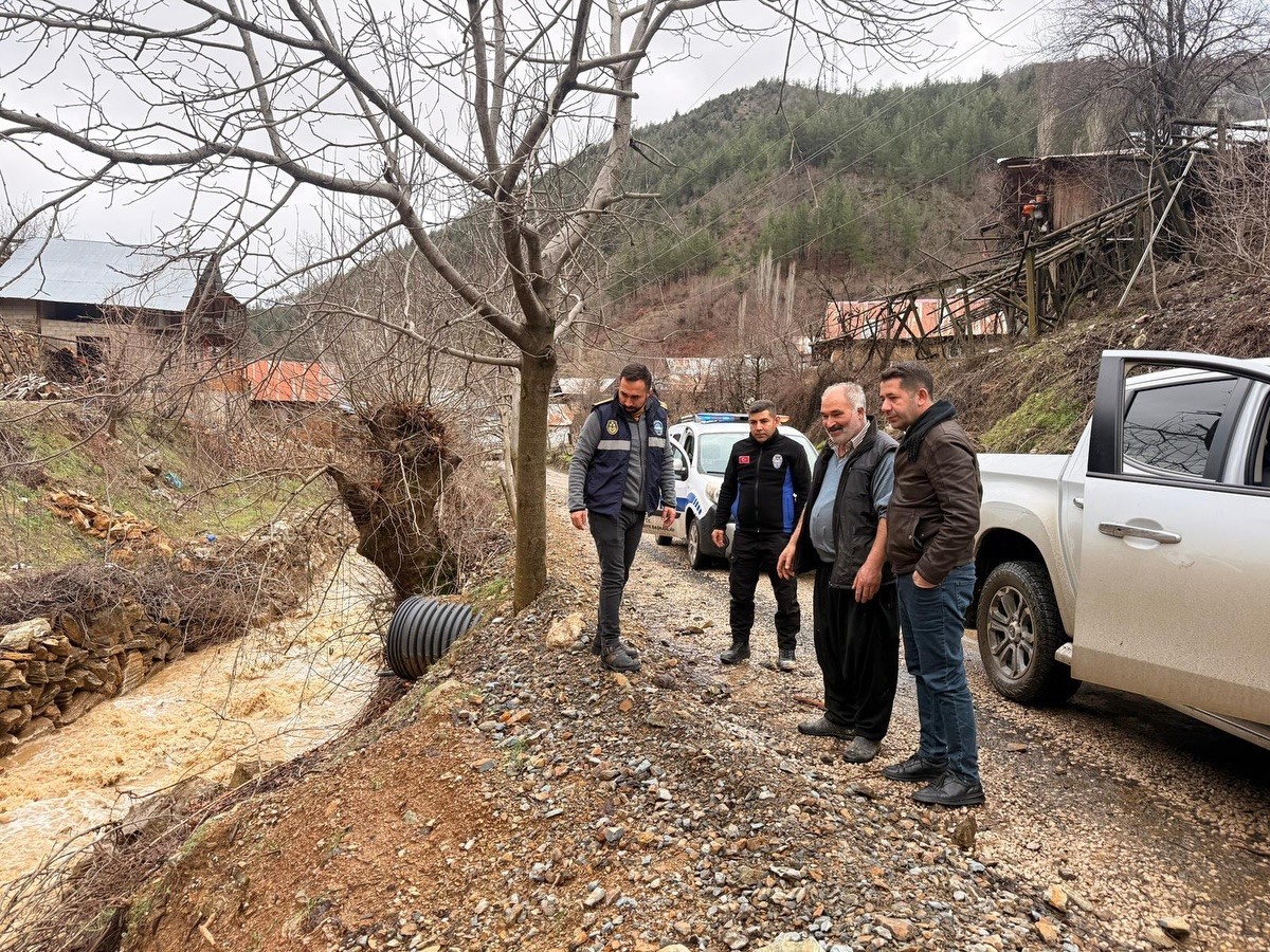 fekede sel ve heyelan sonrasi kapanan yollar ulasima aciliyor 6 L1eGV71L