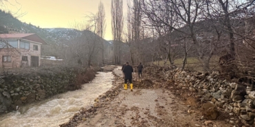 fekede-sel-ve-heyelan-sonrasi-kapanan-yollar-ulasima-aciliyor-TuUa7Juz.jpg