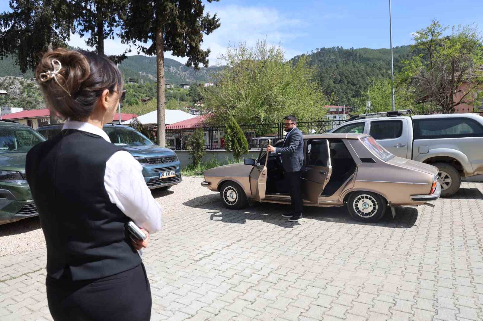 Fekeli gaziden Kaymakam Yılmaz’a, Ferdi Tayfur’un "Hatıran Yeter" şarkısıyla teşekkür 4 fekeli gaziden kaymakam yilmaza ferdi tayfurun hatiran yeter sarkisiyla tesekkur 0 XP5Lv7mG