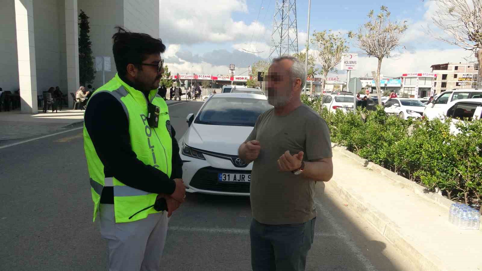 Felçli annesini hatalı parklardan dolayı tekerlekli sandalyeyle taşımakta güçlük çeken vatandaş: "Çektiğimiz eziyeti bir görseler, inanıyorum ki oturup ağlarlar" 6 felcli annesini hatali parklardan dolayi tekerlekli sandalyeyle tasimakta gucluk ceken vatandas cektigimiz eziyeti bir