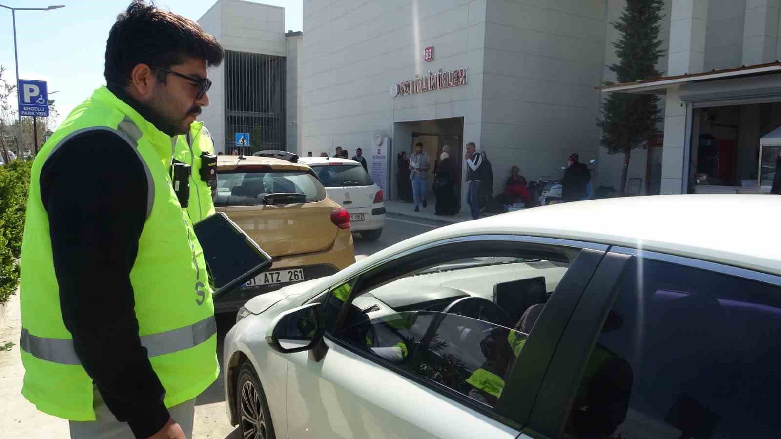Felçli annesini hatalı parklardan dolayı tekerlekli sandalyeyle taşımakta güçlük çeken vatandaş: "Çektiğimiz eziyeti bir görseler, inanıyorum ki oturup ağlarlar" 8 felcli annesini hatali parklardan dolayi tekerlekli sandalyeyle tasimakta gucluk ceken vatandas cektigimiz eziyeti bir lXLHv5wq